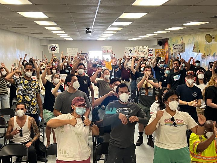Los trabajadores de Amazon Air organizan huelga para exigir un incremento de salarios y condiciones de trabajo más seguras