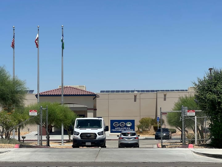 A medida que continúan los arrestos migratorios en el sur de California, defensores alertan sobre los riesgos dentro del Centro de Detención de Adelanto